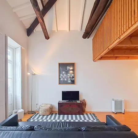 Fly Me To The Moon Порту